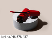 Сфотографировать с элегантной красной помадой с кисточкой на светлом фоне, крупным планом. Стоковое фото, фотограф Pixel_shot / Фотобанк Лори
