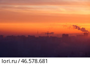 Смог над жилыми домами. Стоковое фото, фотограф Андрей Самсонов / ТАСС / Фотобанк Лори