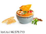 Миска вкусного мухаммара с питой на белом фоне. Стоковое фото, фотограф Pixel_shot / Фотобанк Лори