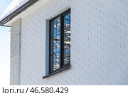 A house with white clinker brick facade and window. Стоковое фото, фотограф Наталья Симакова / Фотобанк Лори