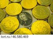 Физические монеты криптовалюты биткойн и купюры номиналом 20 долларов США. Стоковое фото, фотограф Петр Ковалев / ТАСС / Фотобанк Лори