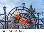 Город Сестрорецк. Вход в парк культуры и отдыха «Дубки». Масленичная неделя. Редакционное фото, фотограф Румянцева Наталия / Фотобанк Лори