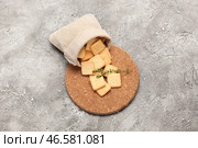 Пакетик с вкусными сухариками на гранж-фоне. Стоковое фото, фотограф Pixel_shot / Фотобанк Лори