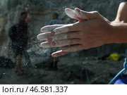 Нанесение спортивной магнезии на руки. Стоковое фото, фотограф Егор Алеев / ТАСС / Фотобанк Лори