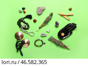 Композиция с драгоценными камнями, караталами и травами для очищения ауры на цветном фоне. Стоковое фото, фотограф Pixel_shot / Фотобанк Лори