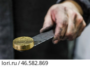 Проба из аффинированного золота новой партии плавки. Стоковое фото, фотограф Александр Рюмин / ТАСС / Фотобанк Лори