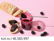 Банка вкусного ежевичного варенья и бутерброды на цветном фоне. Стоковое фото, фотограф Pixel_shot / Фотобанк Лори