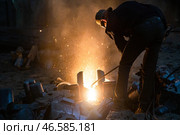 Рабочий на территории сталелитейного завода. Стоковое фото, фотограф Александр Река / ТАСС / Фотобанк Лори