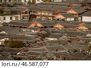 Китай. Лицзян. Крыши домов исторического района города (2021 год). Стоковое фото, фотограф Артем Иванов / ТАСС / Фотобанк Лори