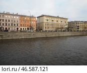 Sankt-Petersburg, Russia 01.19.25: A serene view of a river Obvodny Canal reflecting soft light of late afternoon. Historical buildings line waterfront, showcasing architectural details and city life. Редакционное фото, фотограф Юлия Петровская / Фотобанк Лори
