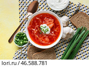 Чаша вкусного борща и ингредиенты на цветном фоне. Стоковое фото, фотограф Pixel_shot / Фотобанк Лори
