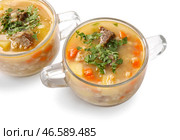 Миски с вкусным ячменным супом из говядины на белом фоне. Стоковое фото, фотограф Pixel_shot / Фотобанк Лори