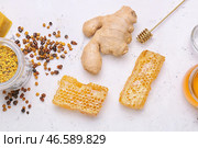 Различные продукты пчеловодства с имбирем на белом фоне. Стоковое фото, фотограф Pixel_shot / Фотобанк Лори