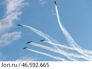 Самолеты во время исполнения пилотажных фигур в небе. Стоковое фото, фотограф Егор Алеев / ТАСС / Фотобанк Лори