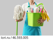 Женщина-уборщица с шваброй и средствами для уборки на светлом фоне, крупный план. Стоковое фото, фотограф Pixel_shot / Фотобанк Лори