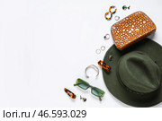 Стильные аксессуары с сумкой, заколками для волос и солнцезащитными очками на белом фоне. Вид сверху. Стоковое фото, фотограф Pixel_shot / Фотобанк Лори
