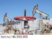 Вентиль кустовой насосной станции и нефтяные станки-качалки. Стоковое фото, фотограф Егор Алеев / ТАСС / Фотобанк Лори