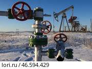 Вентили кустовой насосной станции и нефтяной станок-качалка. Стоковое фото, фотограф Егор Алеев / ТАСС / Фотобанк Лори