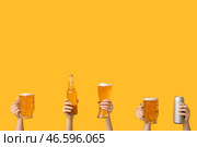 Женские руки с свежим пивом в пинте, кружке, бутылке и банке на жёлтом фоне. Стоковое фото, фотограф Pixel_shot / Фотобанк Лори