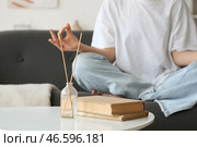 Аромадиффузор и книги на столе дома, крупным планом. Стоковое фото, фотограф Pixel_shot / Фотобанк Лори