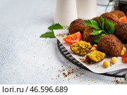 Стойка с вкусными фалафельными шариками, нутом и помидорами на светлом фоне, крупный план. Стоковое фото, фотограф Pixel_shot / Фотобанк Лори