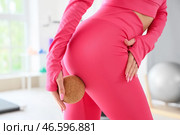 Спортивная молодая женщина массирует ягодицы мячом в спортзале, крупный план. Стоковое фото, фотограф Pixel_shot / Фотобанк Лори