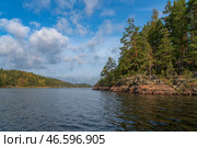 Lake Ladoga near the village Lumivaara on a sunny autumn day, Ladoga skerries, Lakhdenpokhya, Republic of Karelia, Russia. Стоковое фото, фотограф Ula Ulachka / Фотобанк Лори