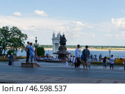Фонтан Искусство, люди у фонтана, летний июньский вечер. Волгоград, Центральная набережная. (2021 год). Редакционное фото, фотограф Андрей Цыганков / Фотобанк Лори
