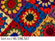 Квадратные мотивы связаны крючком из шерстяной пряжи красного, желтого, зеленого и синего цветов. Стоковое фото, фотограф Дмитрий Петров / Фотобанк Лори