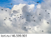 Массовое десантирование военнослужащих в ходе тактических учений. Стоковое фото, фотограф Александр Рюмин / ТАСС / Фотобанк Лори
