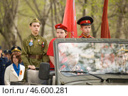 Школьники- юноармейцы и ветераны участникипраздничного парада в марше бессмертного полка с плакатами участников Великой Отечественной войны.Девятого Мая День Победы Россия, Екатеринбург. Schoolchildren - participants of the costumed procession in the march of the immortal regiment with posters of the participants of the Great Patriotic War. May 2nd Victory Day Russia, Yekaterinburg (2019 год). Редакционное фото, фотограф Юрий Карачев / Фотобанк Лори