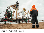 Сотрудник на кустовой насосной станции. Стоковое фото, фотограф Алексей Андронов / ТАСС / Фотобанк Лори