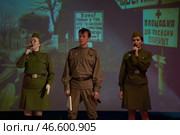 Выступление народных коллективов на празднике девятого мая, в День Победы в Великой Отечественной войне, исполнение военных песен хоровым коллективом артистов, одетых в военную форму 1945 годаPerformance of folk groups on the holiday of May 9, Victory Day in the Great Patriotic War, performance of war songs by a choir of artists dressed in military uniforms of 1945 (2019 год). Редакционное фото, фотограф Юрий Карачев / Фотобанк Лори