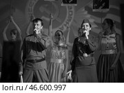 Выступление народных коллективов на празднике девятого мая, в День Победы в Великой Отечественной войне, исполнение военных песен хоровым коллективом артистов, одетых в военную форму 1945 годаPerformance of folk groups on the holiday of May 9, Victory Day in the Great Patriotic War, performance of war songs by a choir of artists dressed in military uniforms of 1945 (2019 год). Редакционное фото, фотограф Юрий Карачев / Фотобанк Лори