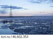 Движение льдин на воде. Стоковое фото, фотограф Евгений Софронеев / ТАСС / Фотобанк Лори