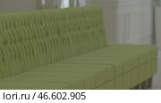 Living room, green sofa, green upholstery, glass walls Холл, зеленый диван, зеленная обивка, стеклянные стены. Стоковое видео, видеограф Опока Алексей / Фотобанк Лори