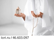 Мусульманин молится на светлом фоне. Стоковое фото, фотограф Pixel_shot / Фотобанк Лори