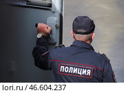 Сотрудник полиции у двери автозака. Стоковое фото, фотограф Владимир Гердо / ТАСС / Фотобанк Лори