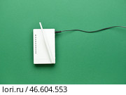Маршрутизатор Wi-Fi с антенной и сетевым кабелем на цветном фоне. Стоковое фото, фотограф Pixel_shot / Фотобанк Лори
