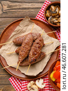 Тарелка шашлыка с вкусным люля-кебабом на деревянном фоне. Стоковое фото, фотограф Pixel_shot / Фотобанк Лори