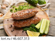 Тарелка шашлыка с вкусным люля-кебабом на деревянном фоне, крупным планом. Стоковое фото, фотограф Pixel_shot / Фотобанк Лори
