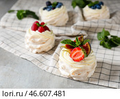 Вкусные пирожные Павлова со свежими ягодами на фоне гранж. Стоковое фото, фотограф Pixel_shot / Фотобанк Лори