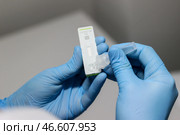 Проведение экспресс-теста на выявление антигена к COVID-19. Стоковое фото, фотограф Гавриил Григоров / ТАСС / Фотобанк Лори