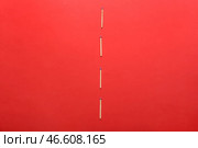 Линия целых спичек на красном фоне. Концепция социального дистанцирования. Стоковое фото, фотограф Pixel_shot / Фотобанк Лори