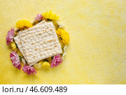 Еврейские лепешки с цветами на цветном фоне. Стоковое фото, фотограф Pixel_shot / Фотобанк Лори