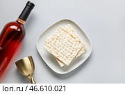 Еврейская лепешка с кубком и бутылкой вина на светлом фоне. Стоковое фото, фотограф Pixel_shot / Фотобанк Лори
