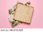 Еврейские лепешки с цветами на цветном фоне. Стоковое фото, фотограф Pixel_shot / Фотобанк Лори