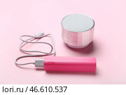 Блок питания с USB-кабелем и динамиком на розовом фоне. Стоковое фото, фотограф Pixel_shot / Фотобанк Лори
