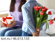Маленький сын поздравляет маму с Международным женским днем дома. Стоковое фото, фотограф Pixel_shot / Фотобанк Лори