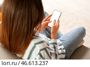 Женщина с мобильным телефоном проверяет электронную почту на диване, крупным планом. Стоковое фото, фотограф Pixel_shot / Фотобанк Лори